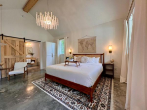 Couples Getaway Villa with outdoor soaking tub